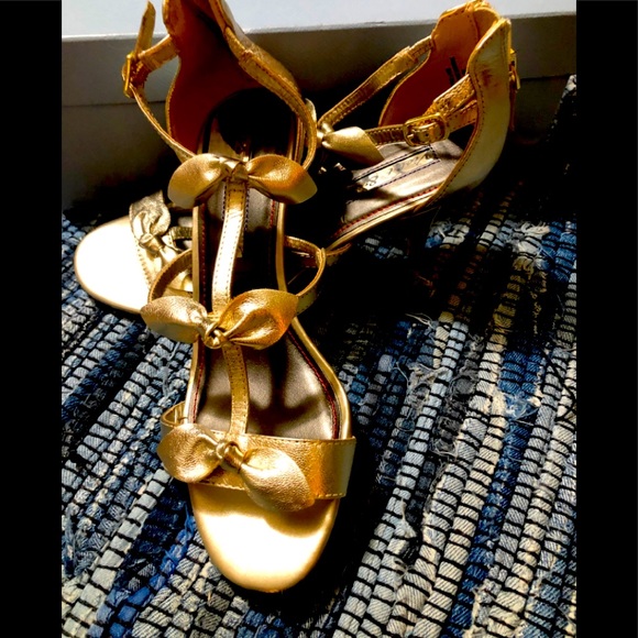 Beautiful bow front gold heals - Picture 1 of 8